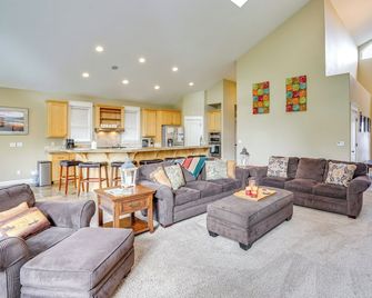Redmond Golf Getaway - Near Smith Rock State Park! - Redmond - Living room