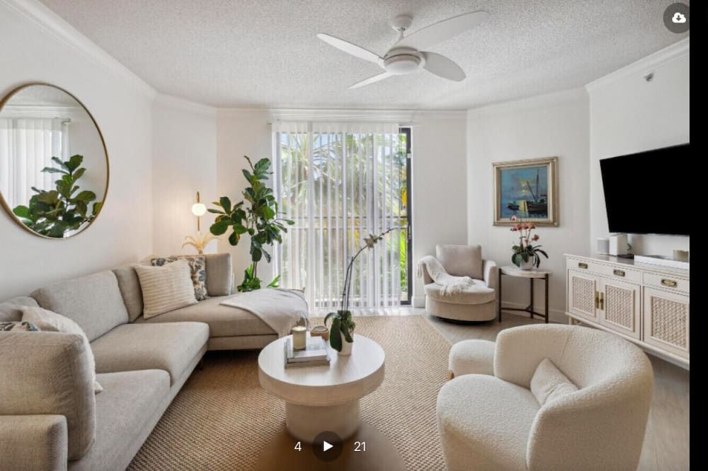 Downtown Wpb Condo at The Square - West Palm Beach - Living room
