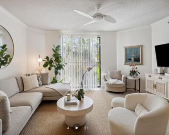 Downtown Wpb Condo at The Square - West Palm Beach - Living room