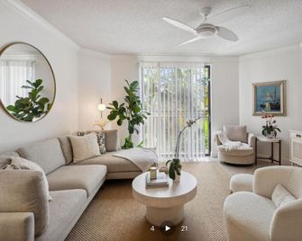 Downtown Wpb Condo at The Square - West Palm Beach - Living room