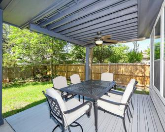Home Sweet home! Best location. Pool, Deck, Games. - Helotes - Patio