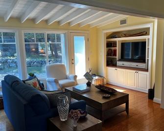Private 1 Acre Resort, 1+Den with pool in Malibu Canyon minutes from the beach. - Calabasas - Living room