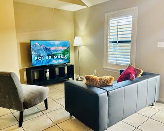 Luxe Living Apartment- 2 Bed/1 Bath - 5 Stars - Eagle Pass