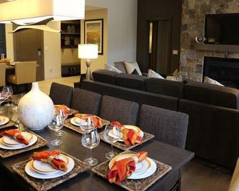 Surrounded by pine forests and mountains! - Truckee