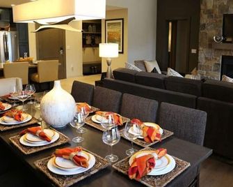 Surrounded by pine forests and mountains! - Truckee - Salle à manger