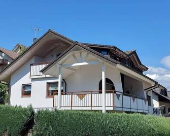 Ferienwohnung Puppenstube mit Panoramablick, 70qm, 1 Schlafzimmer, max. 2 Personen - Hofstetten - Edificio