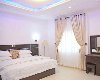 بيتش ساند هوتل آند ريزورت - كوتونو - غرفة نوم