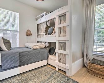 Modern and Chic Gulfport Escape Walk to Beach! - Gulfport - Living room
