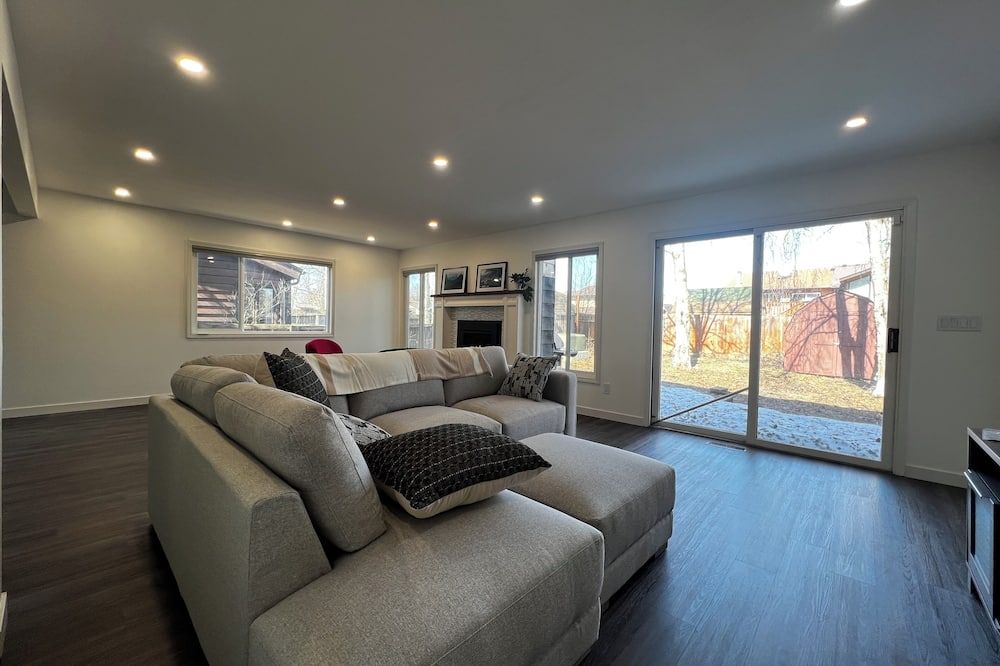 Family sized home minutes from the airport. Your Alaska base camp! - אנקוראג' - סלון