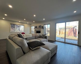 Family sized home minutes from the airport. Your Alaska base camp! - Anchorage - Sala de estar