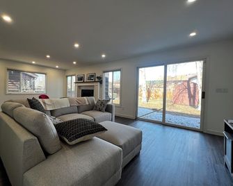 Family sized home minutes from the airport. Your Alaska base camp! - Anchorage - Living room