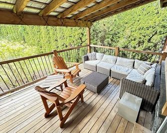 Reenie’s Rustic Retreat - Walking distance to beach, Pet friendly! - Sicamous - Balkon