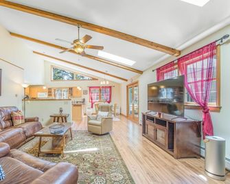 CLEAN, spacious, each BR has private full bathroom attached, high speed internet - Southwest Harbor - Huiskamer