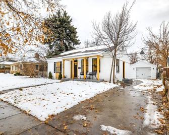 Updated Home in Sugarhouse with Loft and Hot Tub. Short Drive to Ski Resorts! - Salt Lake City - Bygning