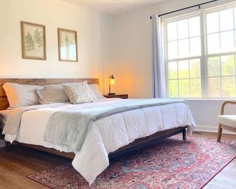 Charming Townhome with Two King Beds & Sep Bath - Cartersville - Schlafzimmer