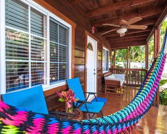 Studio Abajo @ The Blue Bahia Resort in Sandy Bay - Coxen Hole