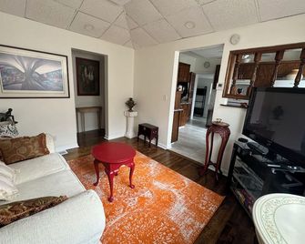 Cozy 1-bedroom apartment with WiFi, minutes from lovely Whiting downtown - Whiting - Sala de estar