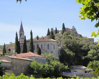 Charming house in Provencal Gard, large garden, swimming pool, children's games - Orsan - Edificio