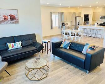 Fernley Pet Ok 4 Bedroom/5tvs/Sleeps11 - Fernley - Wohnzimmer