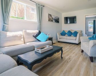 Fully Renovated Cottage on Queen, 3min walk from Beach and Downtown Adventures! - Kincardine - Huiskamer