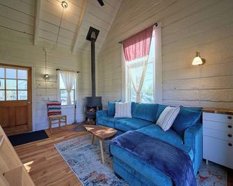 New Everything! Gorgeous Log Cabin in Downtown Joseph - Joseph - Sala de estar