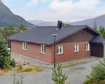 Holiday Home in Svelgen - Svelgen - Building