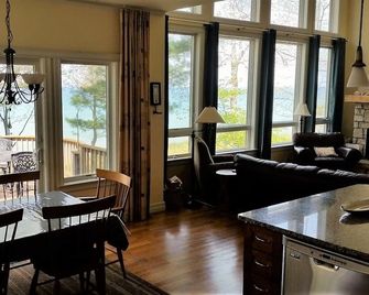 L U X 4 bdrm, all ensuite! 8/22-8/28 @ 850/nt, FALL: 500-550/nt - Manistee - Essbereich