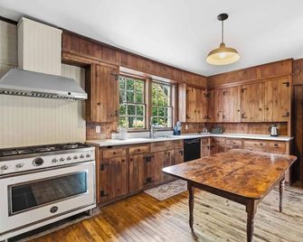 Historic Grand Pré estate - Blomidon Cliff views - Grand Pré - Kitchen