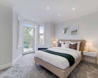 Captivating 2-bed Apartment in North London - London - Bedroom