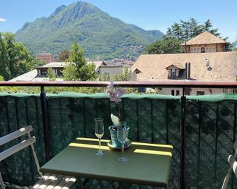 Spacious bright apartment near city center and Como lake with air conditioning - Lecco - Balkon