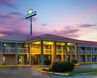 Days Inn by Wyndham Richmond - Richmond - Rakennus