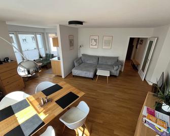 High-quality living close to the city center at Ringpark. Fortress view. Residence 400 m. - Wurzburgo - Sala de estar