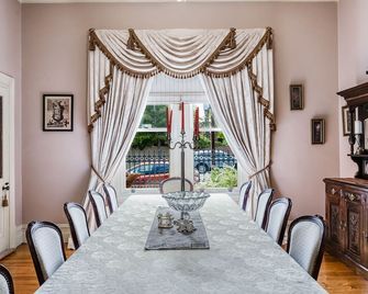 The Red Door: Expansive Home/Pool/4 BR w Ensuites - Glenelg - Ristorante