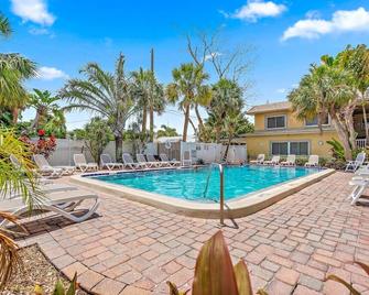 Waves 14 Condo Beautiful 1 Bedroom with Pool - St. Pete Beach, Florida - Havuz