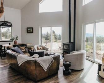 Highlands House - 5 acres with Mt. Hood Views. Dog Friendly! - Lyle - Sala de estar