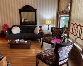 1895 Grand Victorian Lady 4 Bedrooms 3 Baths Lush Gardens Pet Friendly Gorgeous! - Washington - Sala de estar