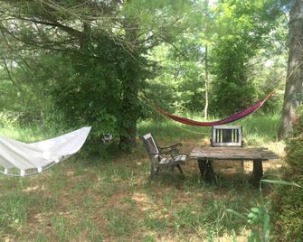 Tiny House Rental in Markdale Perfect for a Couple's Retreat in Ontario - Markdale - Patio