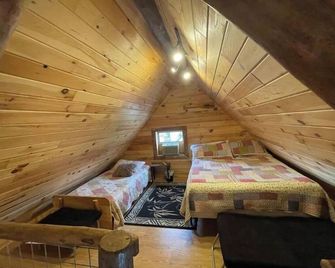 Cozy Buffalo River Cabin Getaway with hot tub!! - Harrison - Bedroom