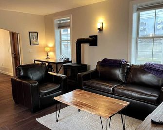 Purple Door Cottage in the heart of Middlebury! - Middlebury - Вітальня