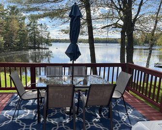 Cozy Lakehouse retreat on beautiful Wildflower Bay - Райнлендер - Балкон