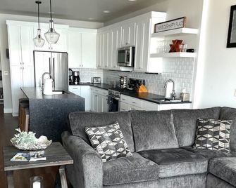 Breath Taking Waterfront View- family sized condo! End Unit - Polson - Cocina