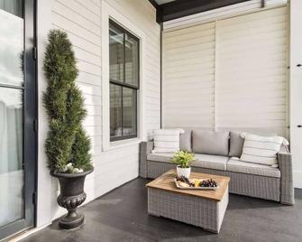 Deluxe Modern Home | Heated Pool & Game Room - New Orleans - Balcony