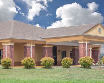 Days Inn by Wyndham Moulton - Moulton - Building
