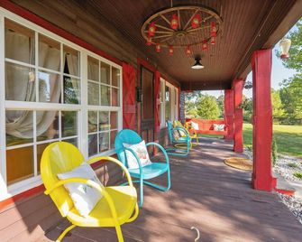 Old Tennessee Homeplace between Jackson and Lexington, TN, 12 minutes from I-40 - Lexington - Патіо