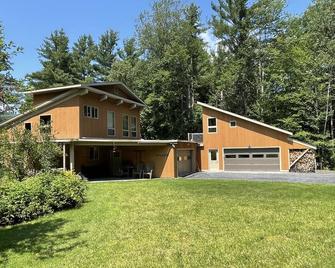 Crossett Hill Lodge: Sugarhouse - Duxbury - Building