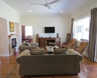Hermanus Champagne Accommodation - Hermanus - Living room