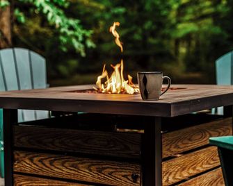 Spacious 5-bedroom house steps from UMass Campus, with large backyard. - Amherst - Patio