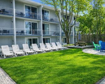 Courtyard by EVRentals - Hyannis - Patio