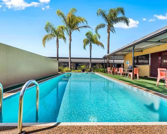 Comfort Inn & Suites Manhattan - אדלייד - בריכה