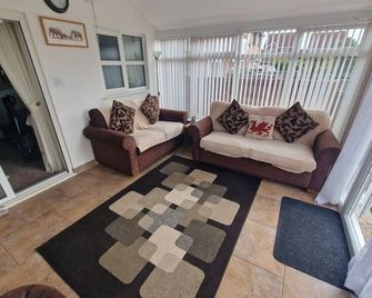 Spacious 3bed semi/Gamesroom/Drive/10mins to City - Wrexham - Sala de estar